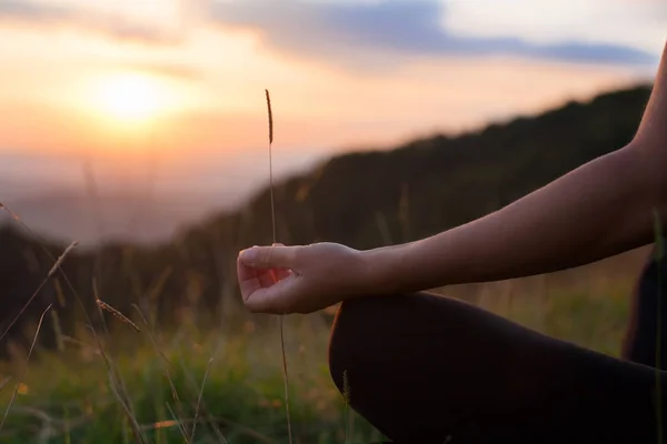 A nők jóga meditáció a hegyekben hajnalban Jogdíjmentes Stock Fotók