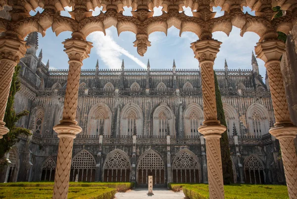 Город Баталья, Португалия, 24.09.2016: монастырь Баталья, готические башни в уникальном древнем монастыре — стоковое фото