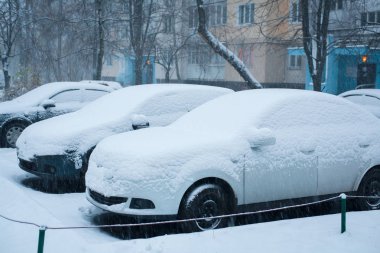 Kasaba kışın soğuk yoğun kar yağışı