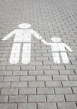 Çocukların güvenliği için yolda işareti yaya geçidi boyalı