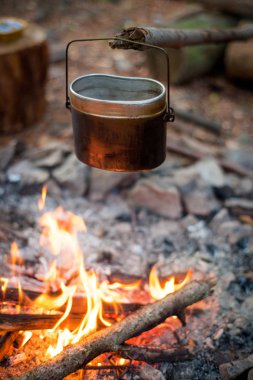 Bir kamp ateşi açık, turist çaydanlığı koyayım pişirme kamp.