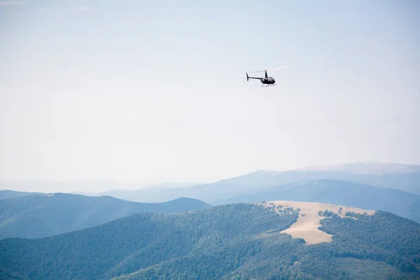 Helikopter in de bergen, zomer, landschap, vervoer, redding — Stockfoto