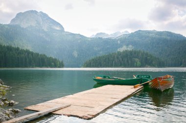 Siyah Lake, Karadağ turkuaz suları gemilerde