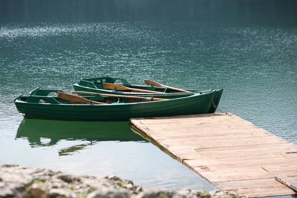 Barcos en las aguas turquesas del Lago Negro, Montenegro — Foto de Stock