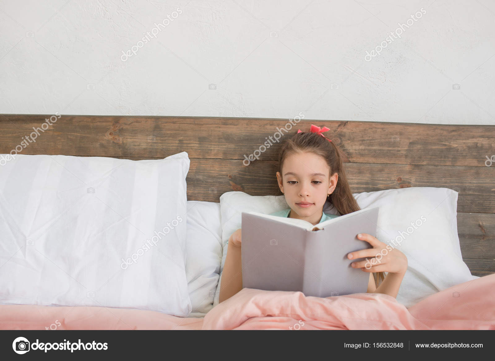 Fille seule à la maison Fille seule à la maison
