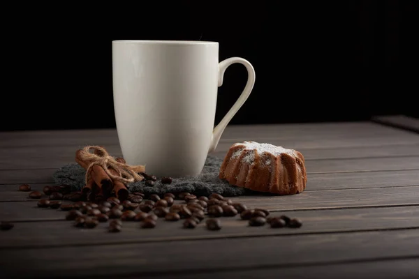 Kaffee Kuchen Zimt Und Kaffeebohnen — Stockfoto