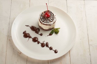 tahtaya bir kiraz ile bir tabak içinde kek