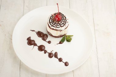 tahtaya bir kiraz ile bir tabak içinde kek