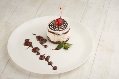 tahtaya bir kiraz ile bir tabak içinde kek