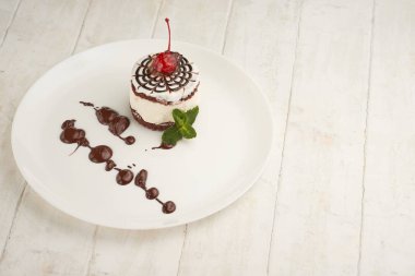 tahtaya bir kiraz ile bir tabak içinde kek