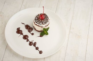 tahtaya bir kiraz ile bir tabak içinde kek