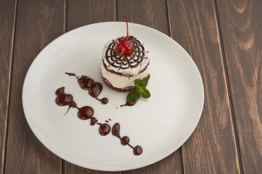 tahtaya bir kiraz ile bir tabak içinde kek