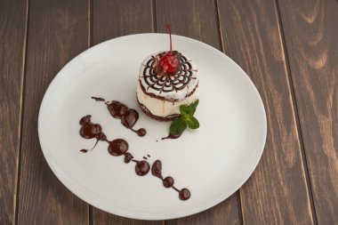 tahtaya bir kiraz ile bir tabak içinde kek