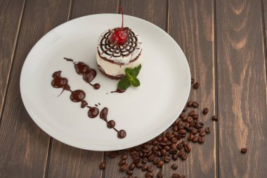 tahtaya bir kiraz ile bir tabak içinde kek