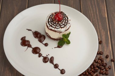 tahtaya bir kiraz ile bir tabak içinde kek