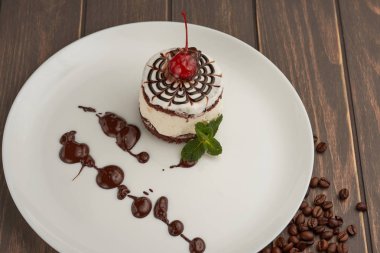 tahtaya bir kiraz ile bir tabak içinde kek