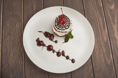 tahtaya bir kiraz ile bir tabak içinde kek