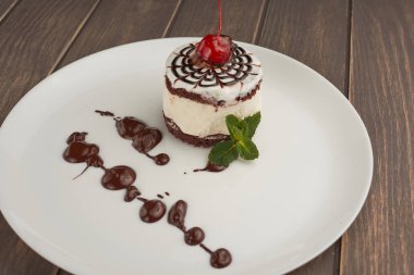 tahtaya bir kiraz ile bir tabak içinde kek