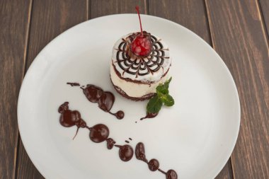 tahtaya bir kiraz ile bir tabak içinde kek