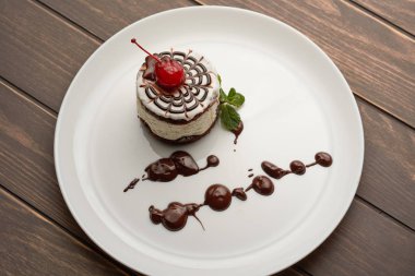 tahtaya bir kiraz ile bir tabak içinde kek