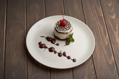 tahtaya bir kiraz ile bir tabak içinde kek