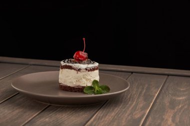 tahtaya bir kiraz ile bir tabak içinde kek