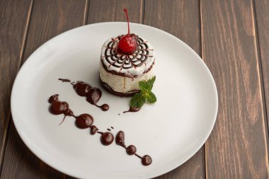 tahtaya bir kiraz ile bir tabak içinde kek