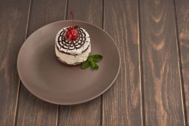 tahtaya bir kiraz ile bir tabak içinde kek