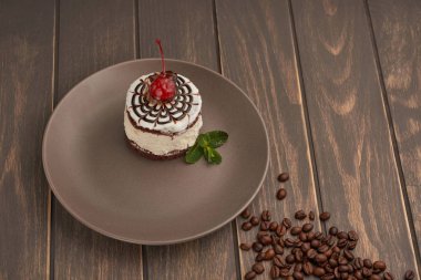 tahtaya bir kiraz ile bir tabak içinde kek