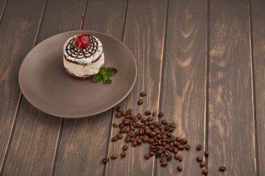 tahtaya bir kiraz ile bir tabak içinde kek