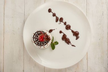 tahtaya bir kiraz ile bir tabak içinde kek