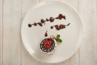 tahtaya bir kiraz ile bir tabak içinde kek