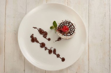 tahtaya bir kiraz ile bir tabak içinde kek