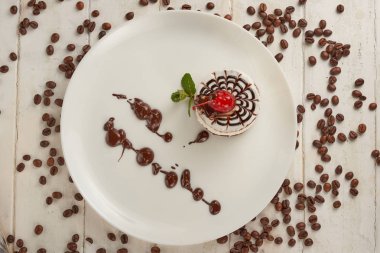 tahtaya bir kiraz ile bir tabak içinde kek