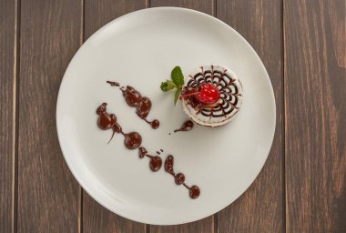 tahtaya bir kiraz ile bir tabak içinde kek