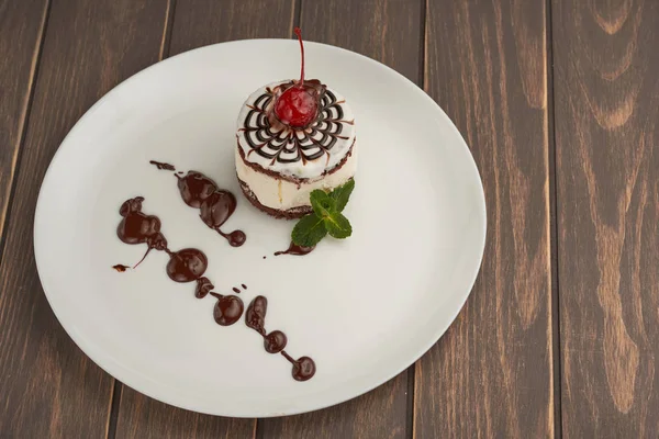 Pastel Plato Con Una Cereza Pizarra — Foto de Stock