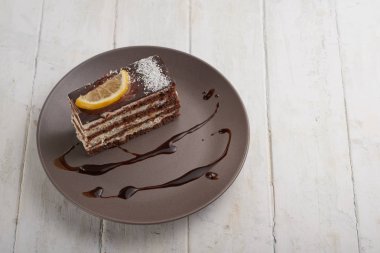 Limonlu çikolatalı kek çikolata ile bir plaka üzerinde