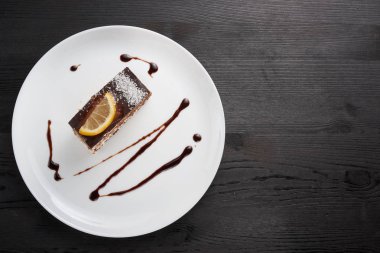  Limonlu çikolatalı kek çikolata ile bir plaka üzerinde