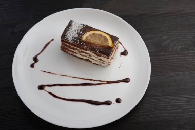  Limonlu çikolatalı kek çikolata ile bir plaka üzerinde