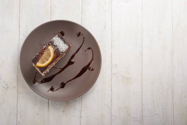  Limonlu çikolatalı kek çikolata ile bir plaka üzerinde