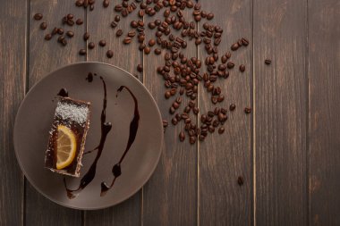  Limonlu çikolatalı kek çikolata ile bir plaka üzerinde