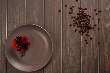 kek jöle ve Frenk üzümü bir plaka üzerinde