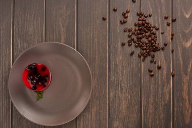 kek jöle ve Frenk üzümü bir plaka üzerinde