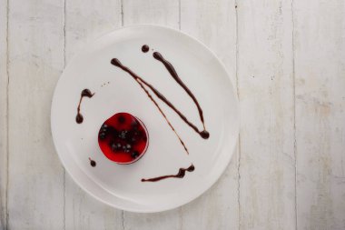 kek jöle ve Frenk üzümü bir plaka üzerinde