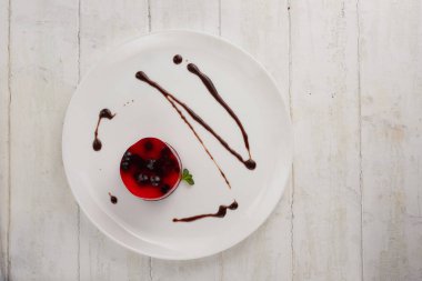 kek jöle ve Frenk üzümü bir plaka üzerinde