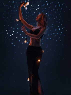 ampuller ile stüdyoda güzel kız