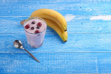 bir bardak çilek Sivas'tan ve doku ile yoğurt
