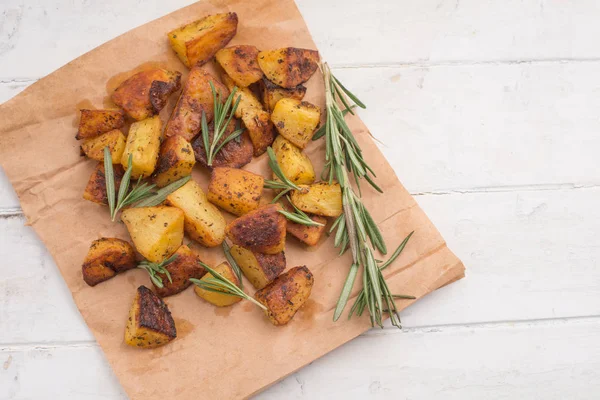 Batatas Assadas Com Especiarias Alecrim Papel — Fotografia de Stock