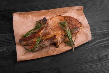 bir tavada rosemary ile domuz eti biftek