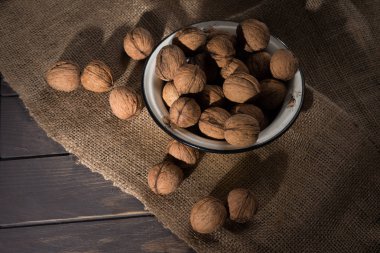 bir tabak içinde ceviz